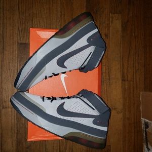 Men's basketball shoes